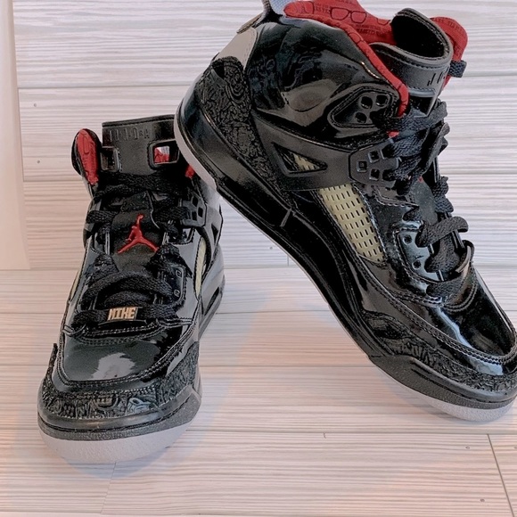 jordan spizike black varsity red stealth
